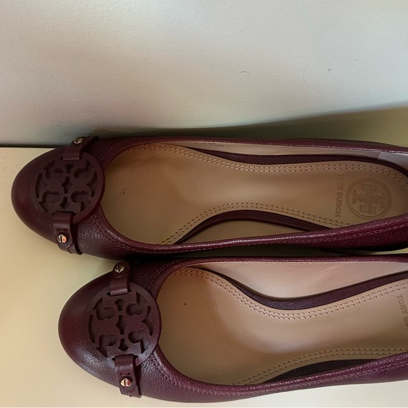 Tory Burch Burgundy Pumps with Decorative Emblem - Picture 5 of 6